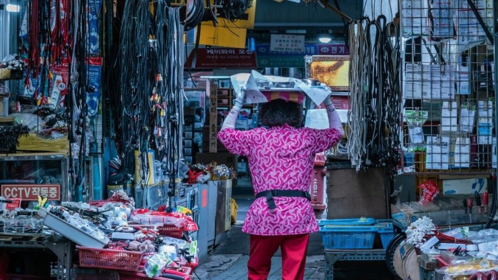 personne âgée qui travaille en Corée du sud